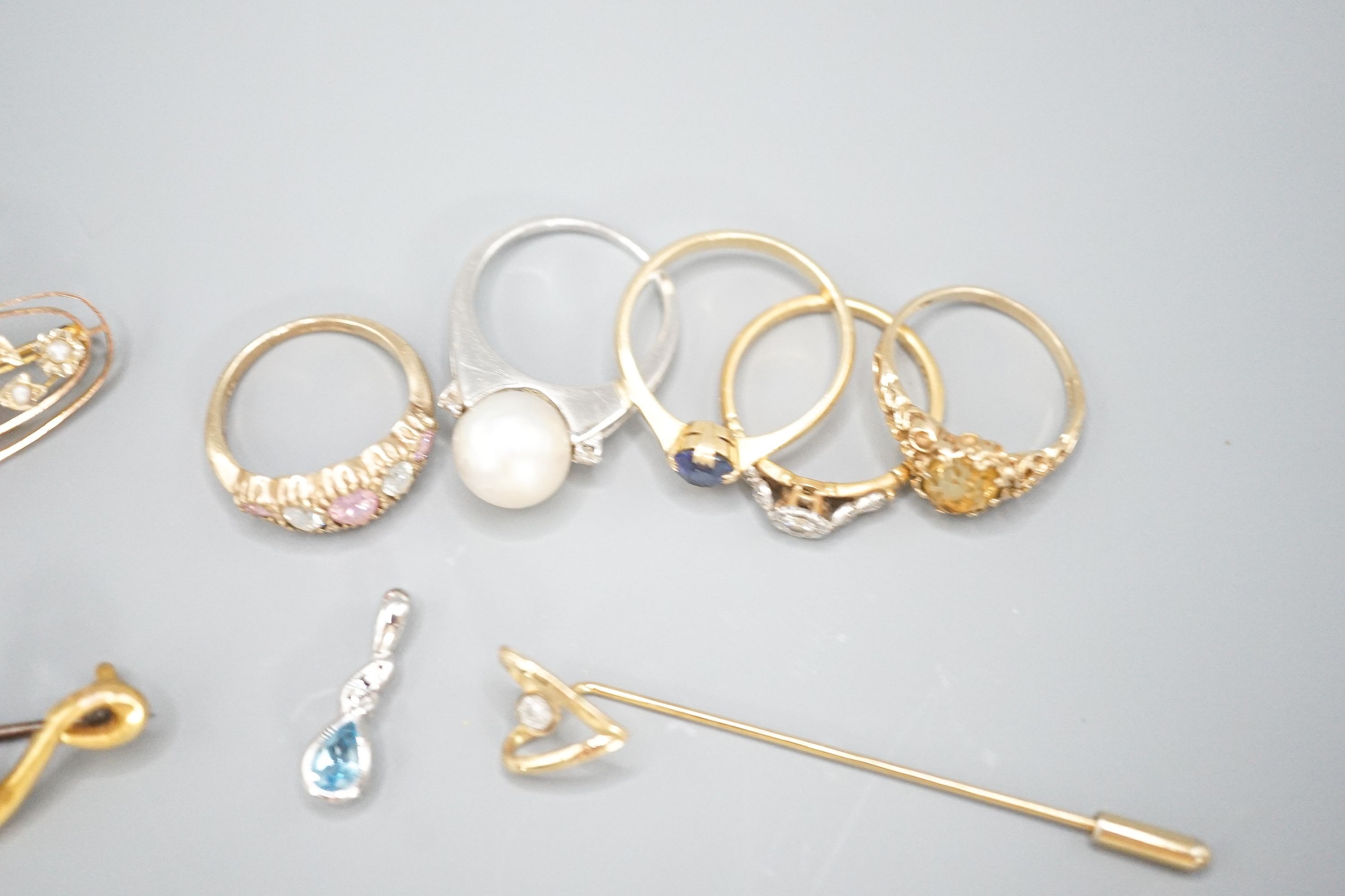 An 18ct and illusion set diamond ring, gross 2.4 grams, two 9ct gold and gem set rings, gross 4.8 grams, a yellow metal gem set ring and a white metal and cultured pearl ring (gross 6.4 grams) and four other items of jew